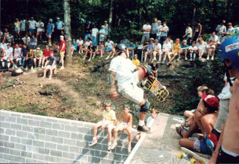 Greg Bloodsworth at Brickyard contest @ 1988 (Solomon, Smith and Byron Weems sitting on wall)