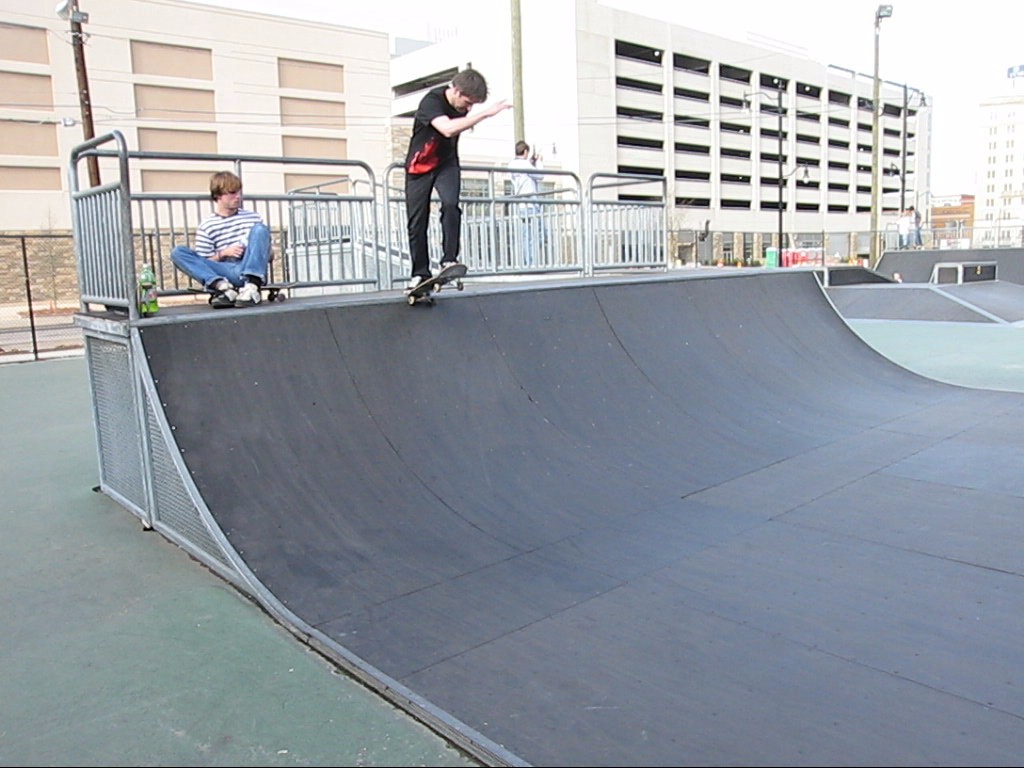 Patrick pulls a quick backside to tail (724 Kb WMV video)